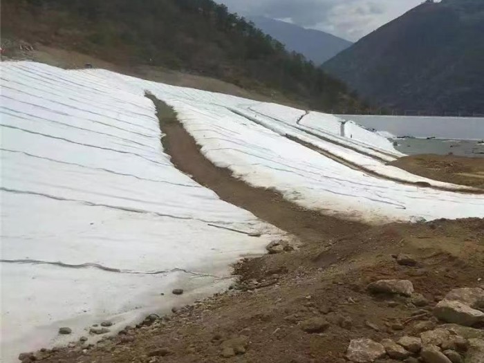 复合土工膜在水库坝的施工