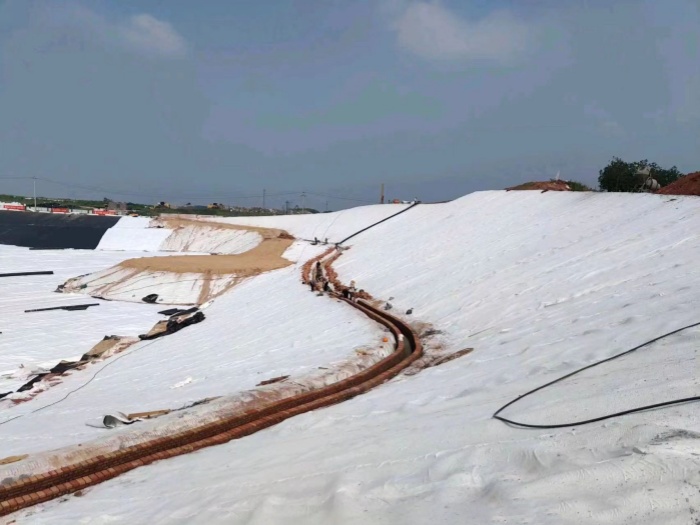 严寒地区施工应该选择什么标准的土工膜