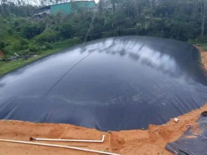 养殖场黑膜沼气池的选址.开挖和施工流程